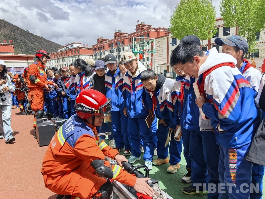 学生参观各类救援装备器材.jpg 学生参观各类救援装备器材.jpg