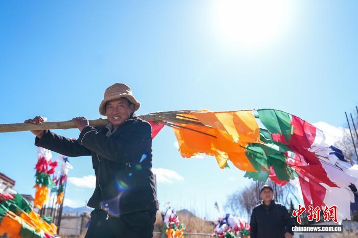 （新春走基层）缝制五彩经幡树迎接藏历新年