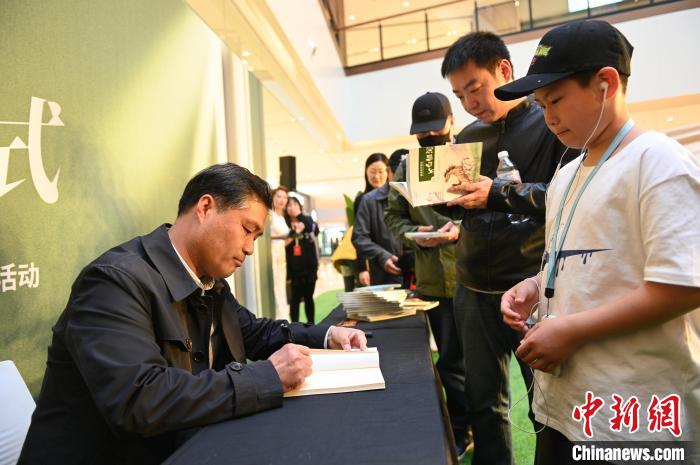 薛涛进行图书签售。 于海洋 摄