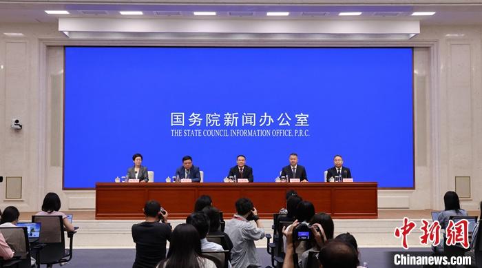 7月31日，中国国务院新闻办公室在北京举行“推动高质量发展”系列主题新闻发布会，财政部副部长王东伟、财政部综合司司长林泽昌、预算司司长王建凡、经济建设司司长符金陵出席介绍情况，并答记者问。 <a target='_blank' href='/'><p  align=