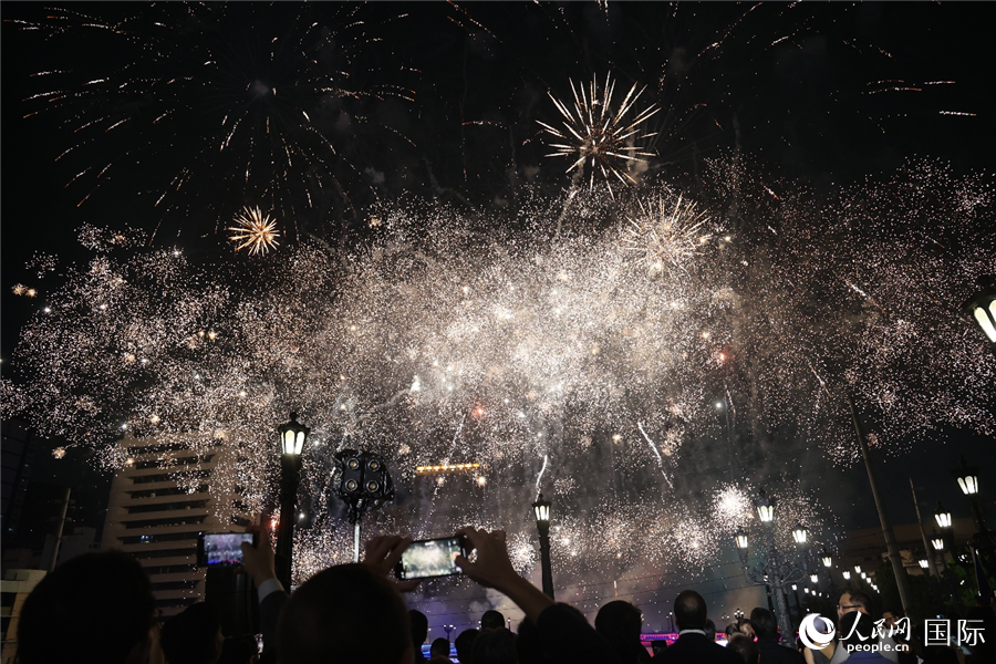 现场来宾欣赏琼斯桥灯光烟火秀并用手机拍摄记录绚丽画面。人民网 记者樊帆摄