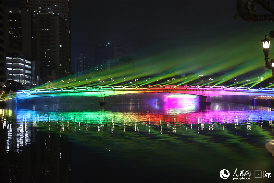 马尼拉市帕西格河畔的琼斯桥，连接着世界上最古老的中国城。人民网 记者樊帆摄