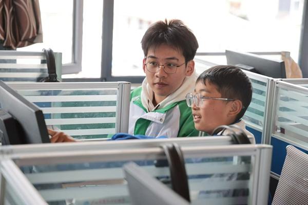 为验证“高反风险预测”小程序,这群高中生真去了趟高原