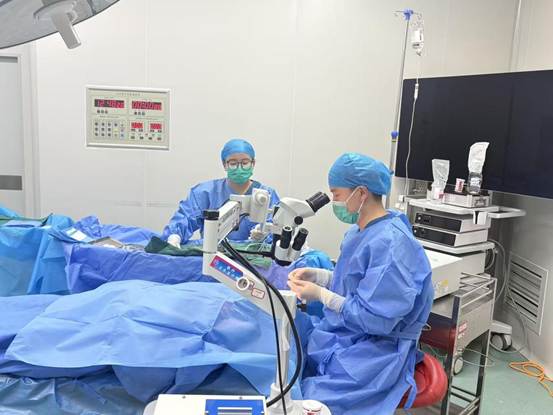 梁坤在洛扎县为藏族同胞开展白内障手术2
