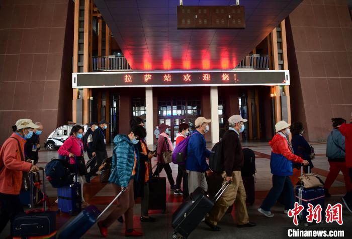 首趟“心连心·京藏号”援藏旅游专列抵达拉萨
