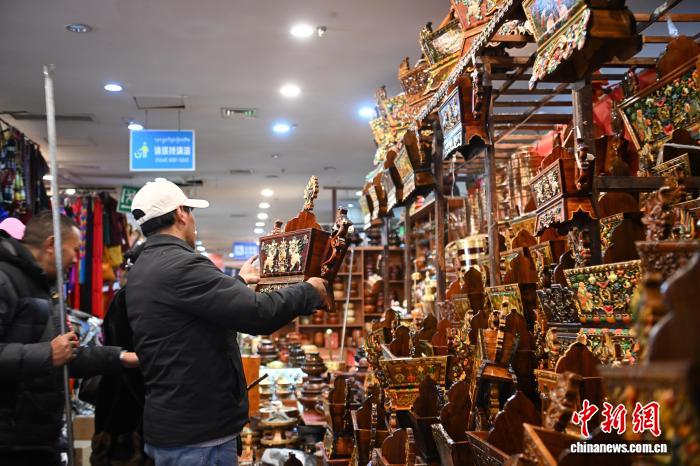 （新春见闻）年货市场红火古城拉萨节日氛围浓厚
