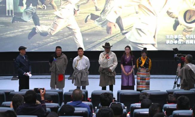 图为主创人员分享译制过程。　赵朗 摄