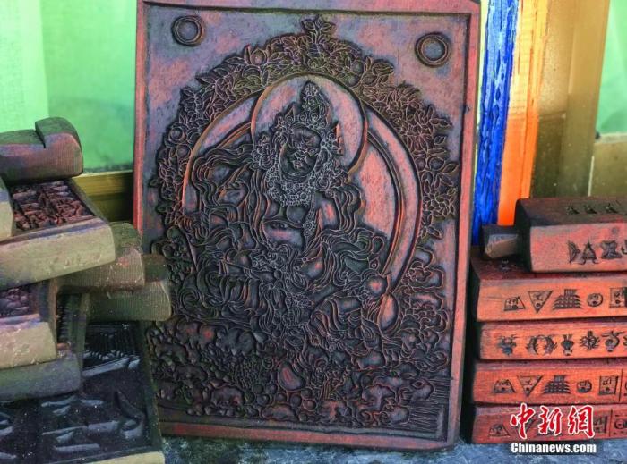 图为普松雕刻技艺传承人嘎玛曲扎创作的雕刻作品。 <a target='_blank' href='http://www.chinanews.com/'><p align=