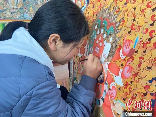 图为唐卡小镇画室学生正在创作唐卡。 宋子昕 摄