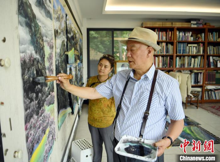 尼玛泽仁在画室画画。 刘忠俊 摄