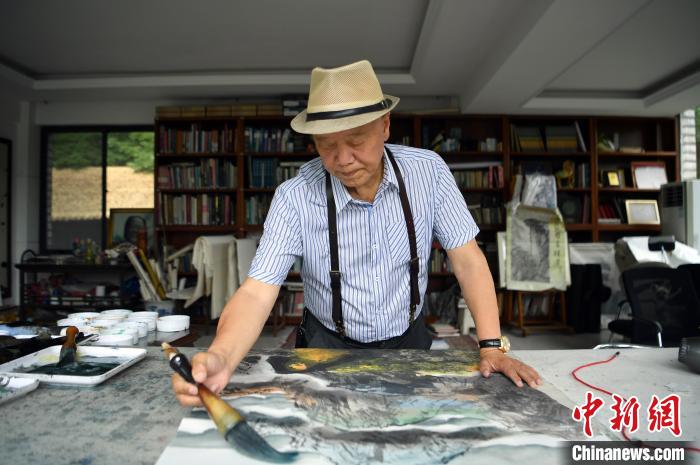 十世班禅画师尼玛泽仁:传承民族文化,“一刻也不敢放下画笔”