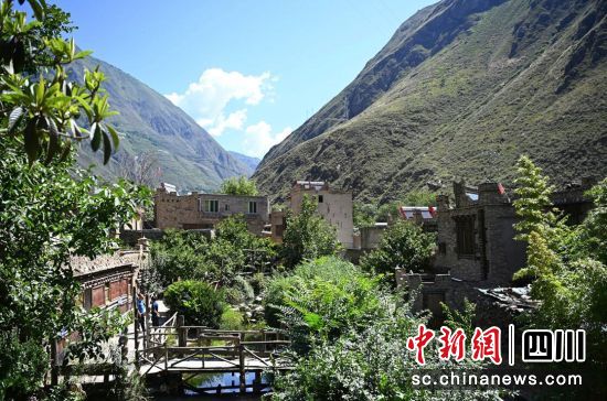 依山而建的联合村东门寨。