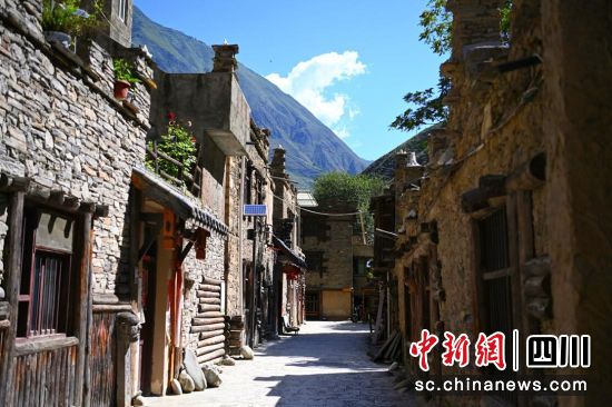 干净整洁的联合村东门寨。