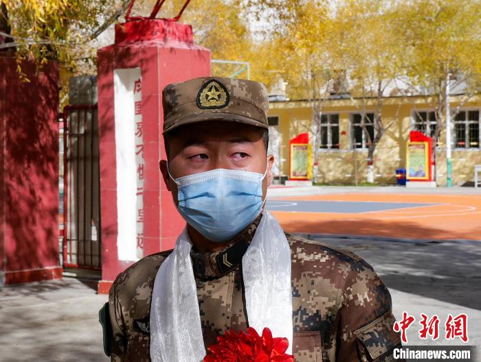 图为什布奇边防连退伍老兵临别前再看一眼连队。 刘晓东 摄