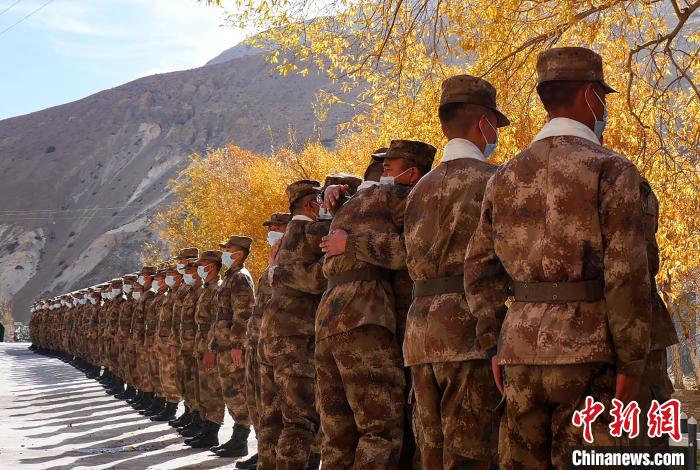 图为什布奇边防连退伍老兵与战友相拥而泣,依依惜别。 徐昌成 摄