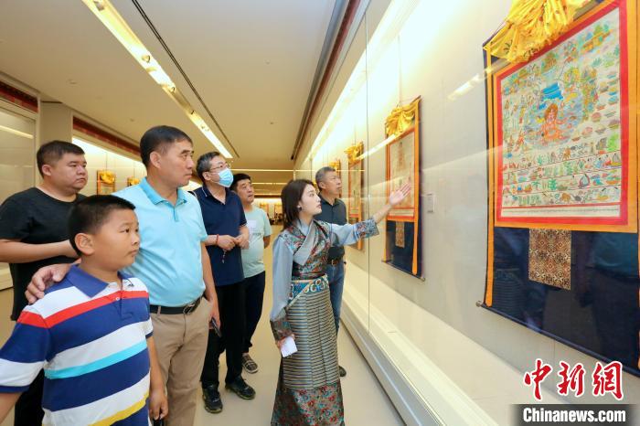 “藏韵瑰宝”藏医四部医典唐卡珍品展现场。 刘俊苍 摄