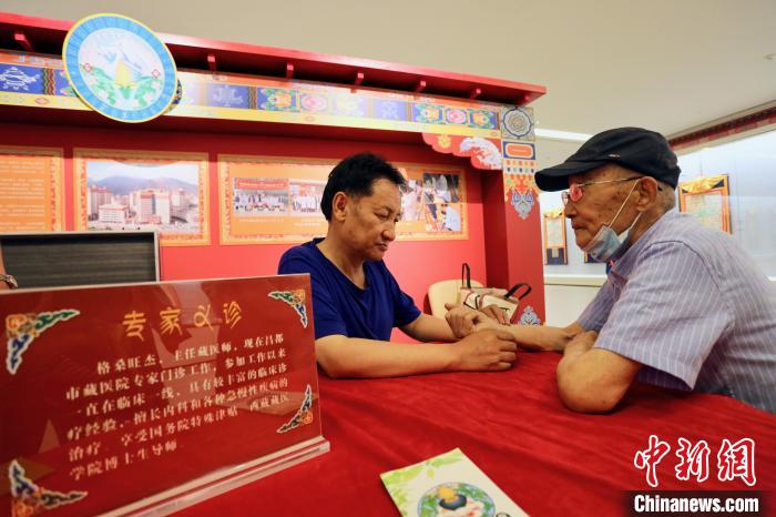 “藏韵瑰宝”藏医四部医典唐卡珍品展在天津美术馆展出,展览现场藏医专家义诊受欢迎。 刘俊苍 摄