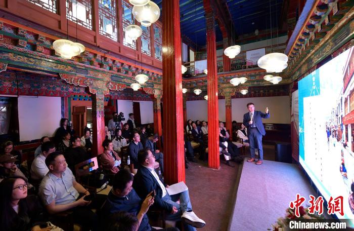 图为第二届吉本岗论坛现场。　李林 摄