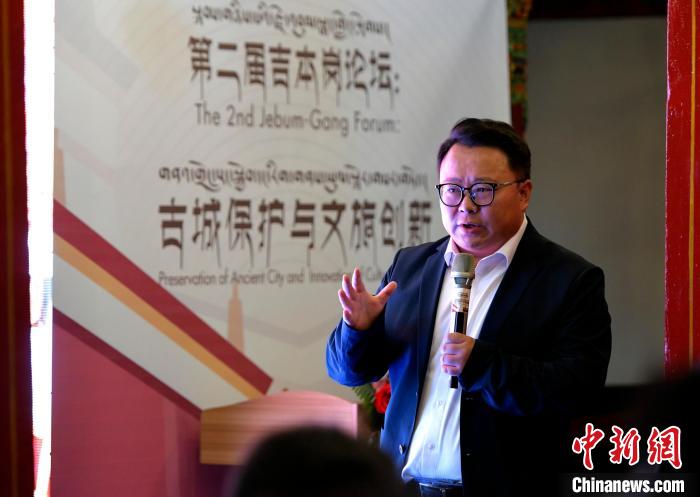 图为吉本岗艺术中心联合创始人方堃就古城公共文化教育的创新实践进行分享。 李林 摄