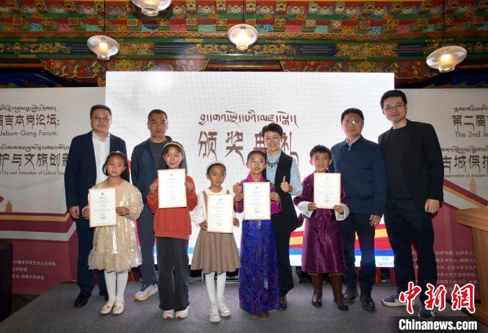 图为论坛现场嘉宾共同为拉萨公共文化艺术教育参展优秀学生代表颁发荣誉证书。 李林 摄