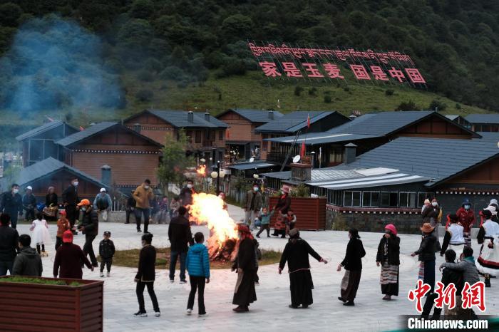 图为2021年8月5日,西藏自治区隆子县玉麦乡民众围着篝火欢快地跳锅庄