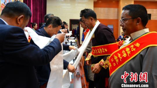 薪火相传西藏举行老教师荣退、新入职教师宣誓活动