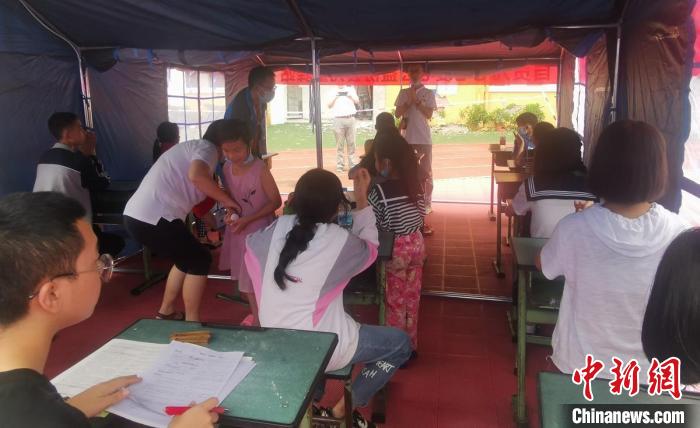 四川泸县地震安置点：志愿者搭建起“帐篷学校”开课啦