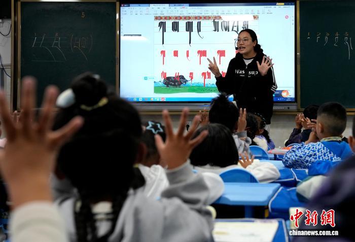 拉萨小学生的藏语文课