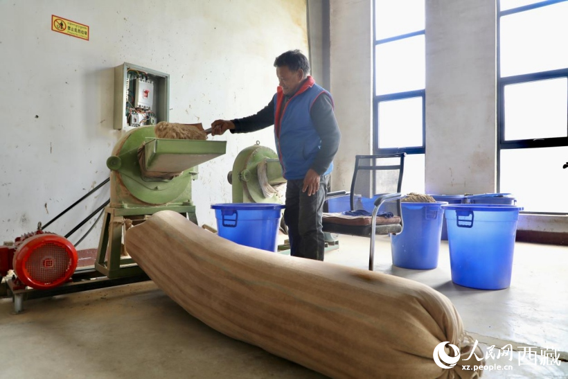 图为藏香工厂内半自动化生产。人民网记者 次仁罗布摄