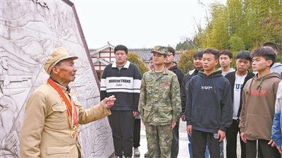 湖南省张家界市组织适龄青年缅怀革命先烈坚定从军信念