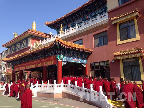 图为班禅在僧众簇拥下步入北京西黄寺阳光楼。摄影：崔云飞