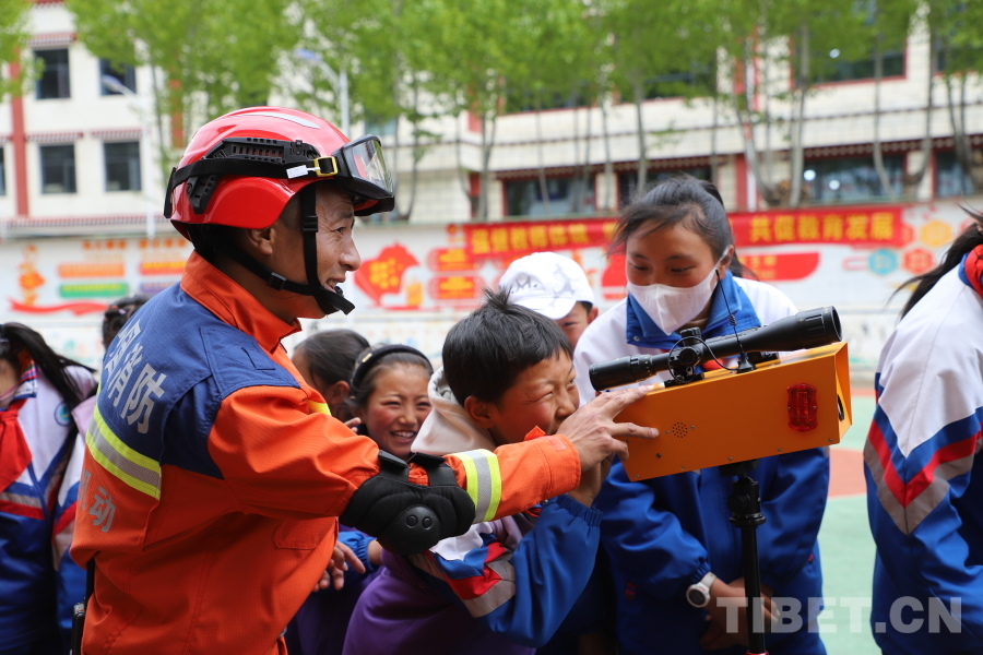 在消防救援人员的指导下体验装备.JPG