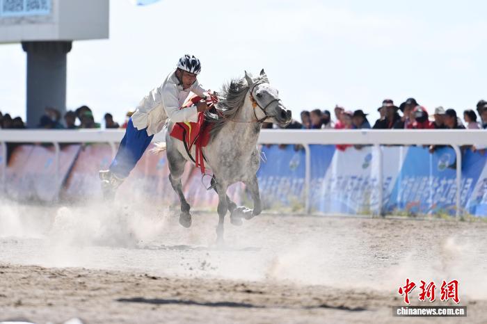 “中国赛马之乡”甘肃玛曲举行格萨尔赛马会