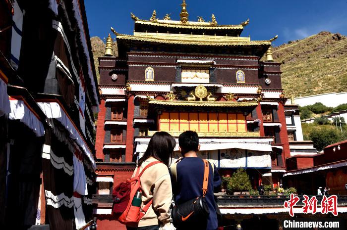 西藏日喀则:中外游客游览扎什伦布寺