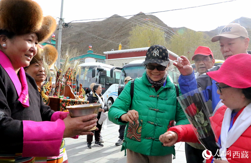 藏族同胞向游客敬献青稞酒。人民网记者 吴雨仁摄