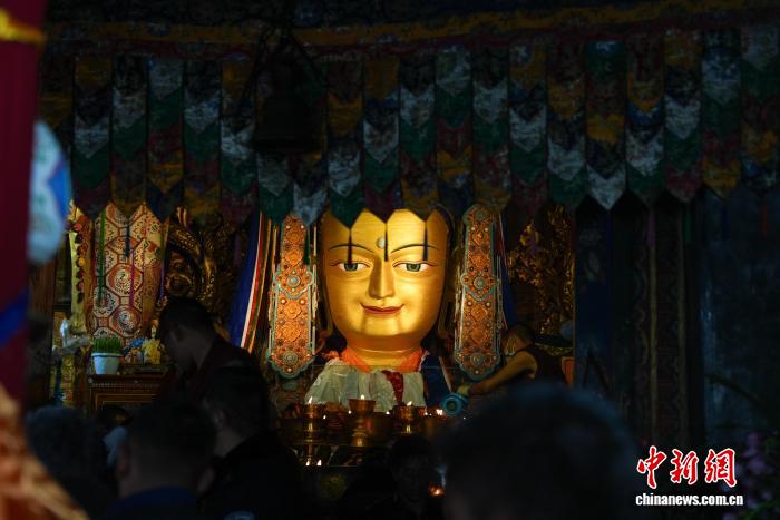 （新春走基层）藏历新年期间西藏哲蚌寺游客信众络绎不绝