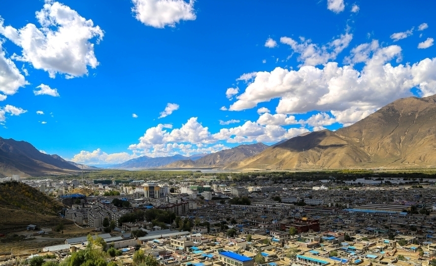 资料图为西藏山南全景。（无人机照片） 中新社发 张巍 �?.jpg