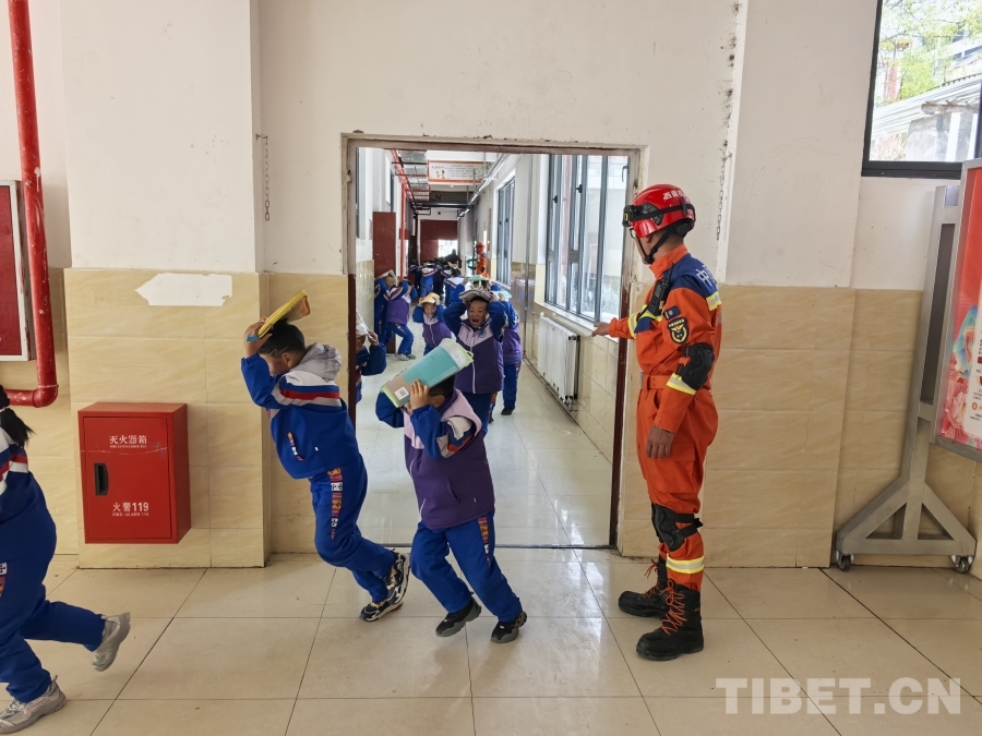 在消防救援人员的指导下开展应急疏散演练.jpg