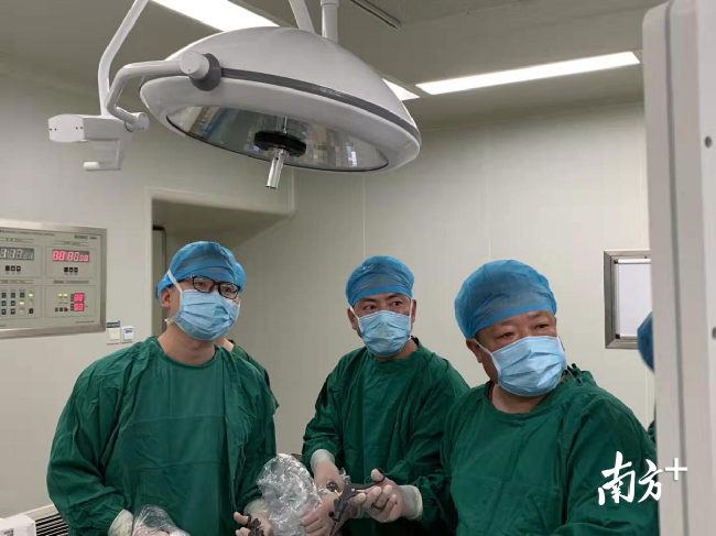 李英儒（左一）开展林芝地区首例腹腔镜右半结肠癌根治术。