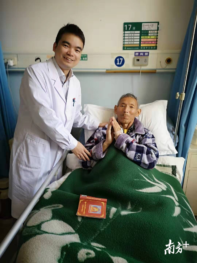 李英儒给阿伯实施了林芝地区首例腹腔镜胃癌根治术，术后阿伯恢复良好。