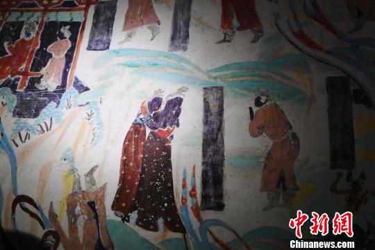 敦煌壁画服饰“走出洞窟”现千年古丝路审美时尚