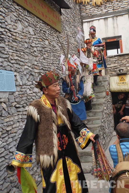 图为羌族释比祭祀活动开始