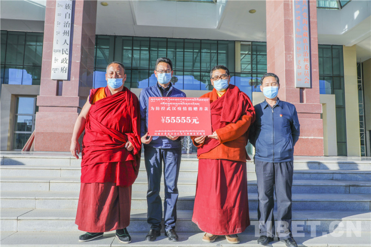 图为桑赤寺为武汉疫情防控捐款5.5555万元 图片来源:青海统战公众号