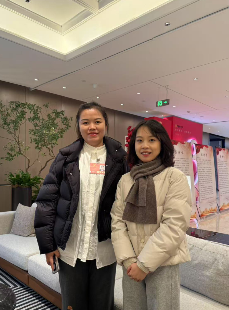 (两会记者手记)从一位人大代表带上两会的背包中 我触摸到中国民主的温度_fororder_9b75709b64544715ac3c35c8a7c09669