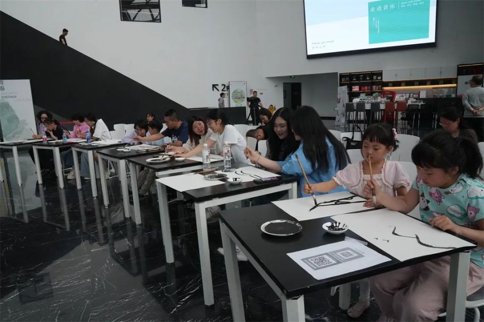 “笔墨酣畅音画共愈”：李苦禅大写意国画音乐疗愈沉浸式体验在济南举办