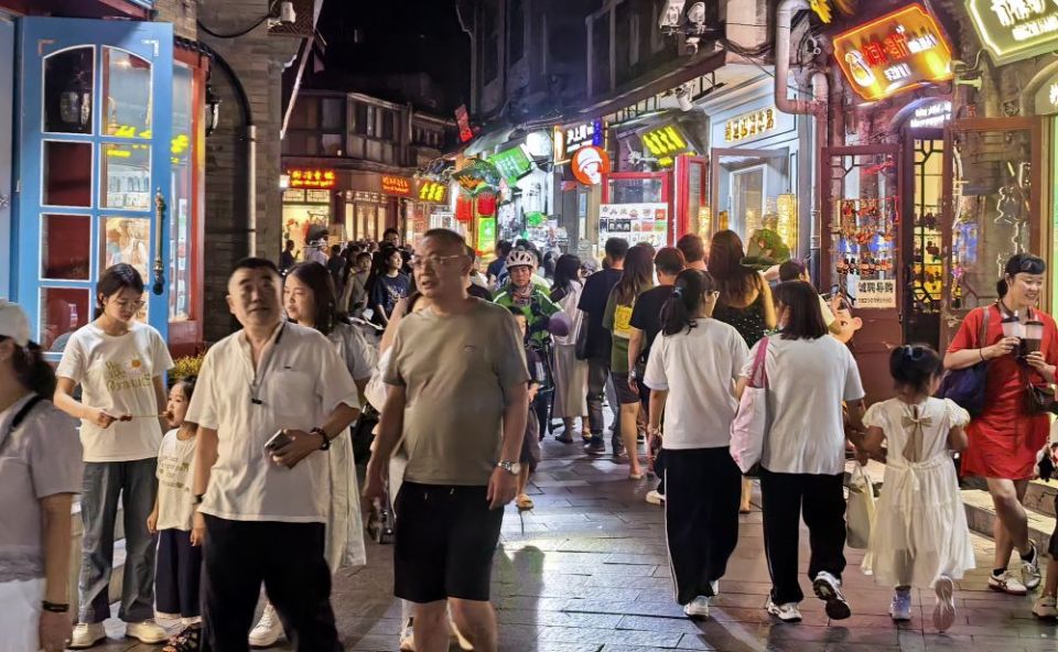 暑期经济观察｜消费场景持续上新 夜间“黄金4小时”创造暑期经济新增量