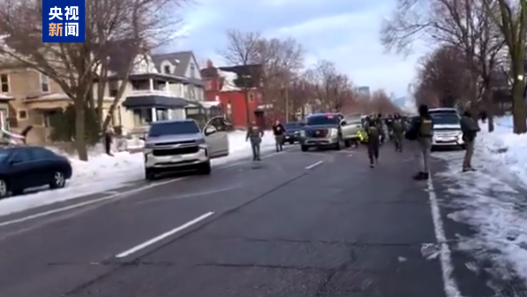 美州长就移民及海关执法局所涉枪击事件举行新闻发布会