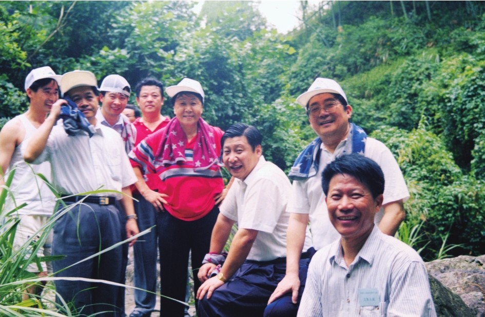 1999年6月，习近平在福州森林公园参加纪念毛主席“发展体育运动，增强人民体质”题词47周年登山健身活动。（图片来源：《习近平在福建（下册）》