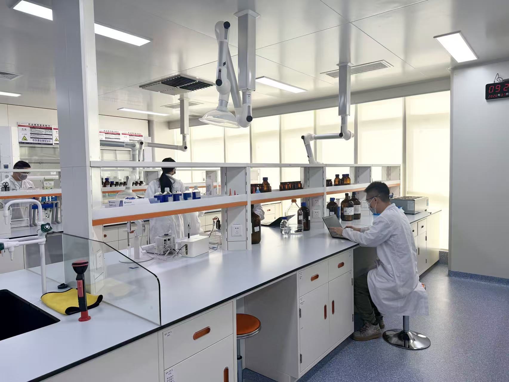诺诚健华质量控制（QC）实验室工作人员在核查每项数据。人民网记者 丁亦鑫摄