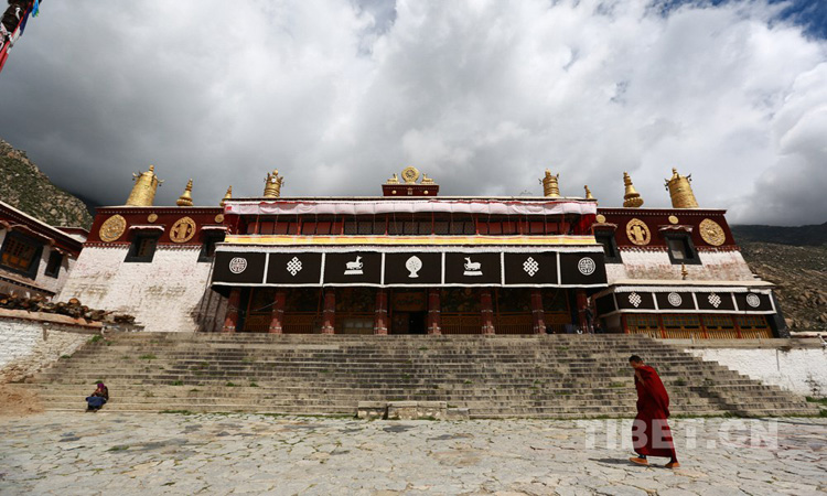 扎什伦布寺位于日喀则市,意为"吉祥须弥寺,是班禅大师的驻锡地,也是